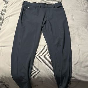 Men’s Greg Norman Pants. 32x29 Button with zip up. Navy Blue